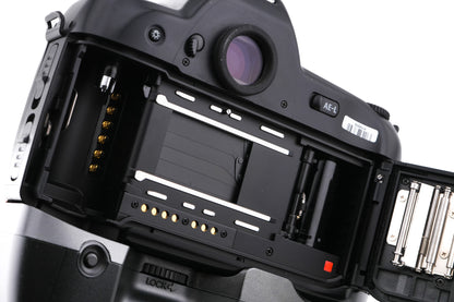 Nikon F90X + MB-10 Battery Pack 