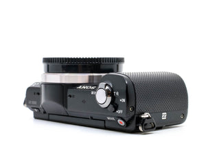 Sony Alpha A5000 - segunda mano - excelente estado - detalle 3 de 4 - SKU 3794518 - Camera Market