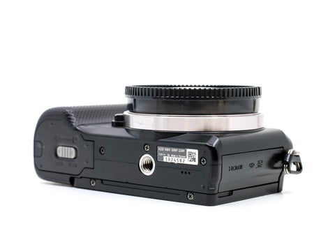 Sony Alpha A5000 - segunda mano - excelente estado - detalle 2 de 4 - SKU 3660903 - Camera Market